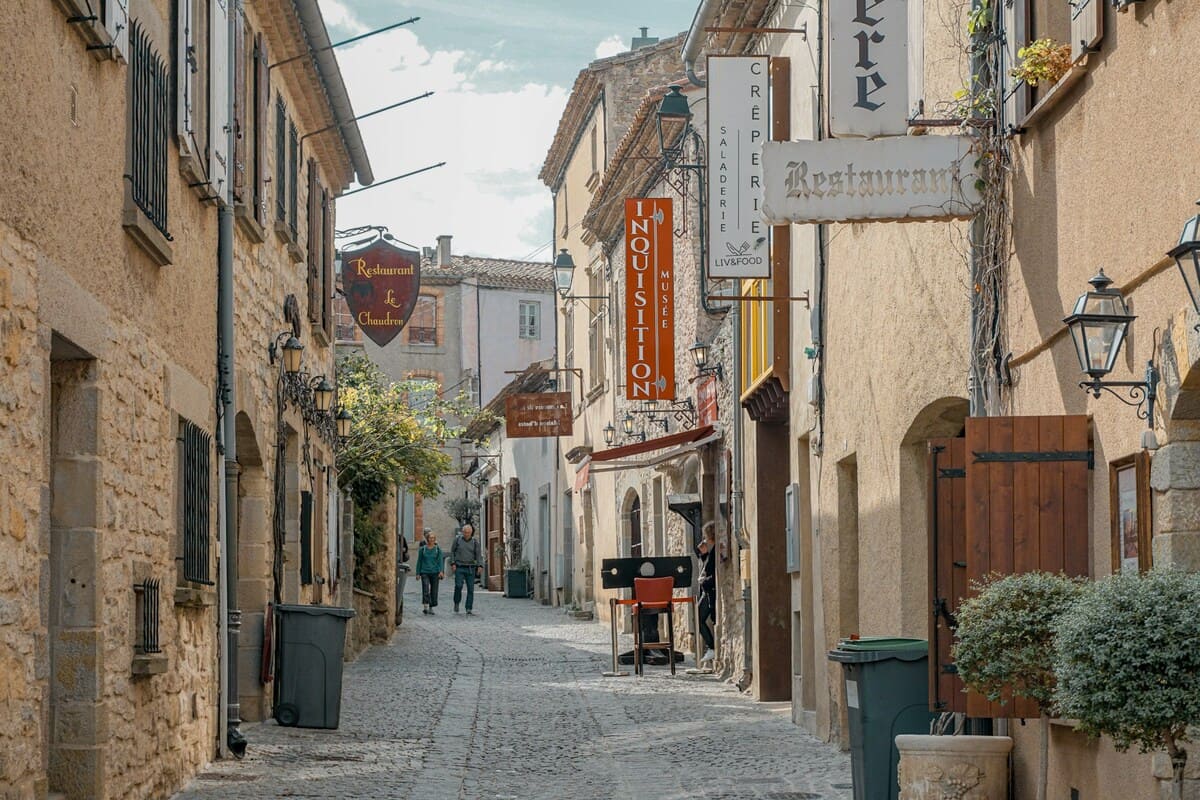 Conciergerie Carcassonne gérer seul ou déléguer son Airbnb en 2026 ?